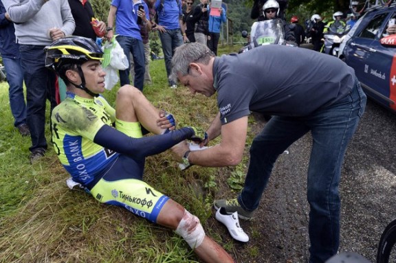 Alberto-Contador-TdF-stage-10-crash-2-630x419