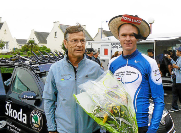 Chris Froome, vainqueur de la Mi-Août Bretonne 2007, en compagnie de Michel Thèze, entraîneur à l' époque du Centre Mondial du Cyclisme. (Photo Jérôme Le Gall)