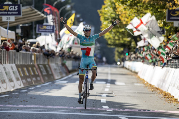 Vincenzo Nibali di Astana Pro Team sul traguardo durante la gara ciclistica "Il Lombardia", oltre 245 km da Bergamo a Como. Italia, 04 ottobre 2015. ANSA/ANGELO CARCONI