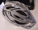 Casco TROY LEE DESIGNS TLD A2 MIPS Pinstripe