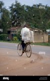 uomo-in-bicicletta-e-che-trasportano-il-sacco-di-patate-in-bicicletta-bh68jh.jpg