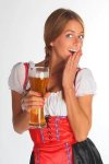 10632284-la-ragazza-in-un-abito-tradizionale-bavarese-con-pieni-di-bicchieri-di-birra-in-mano_1.jpg