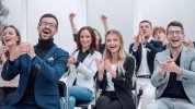 158725807-gruppo-di-dipendenti-felici-applaude-nella-sala-conferenze_1.jpg 158725807-gruppo-di-dipendenti-felici-applaude-nella-sala-conferenze_1.jpg
