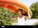 primo-piano-di-un-giovane-che-porta-un-kayak-sul-suo-testa-2efenme.jpg primo-piano-di-un-giovane-che-porta-un-kayak-sul-suo-testa-2efenme.jpg