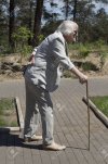 60511570-un-uomo-anziano-va-giù-per-il-viale-del-parco-con-mal-di-schiena-e-con-un-bastone.jpg