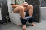 uomo-con-problemi-di-stomaco-seduto-nella-tazza-del-water-e-con-in-mano-un-rotolo-di-fazzolett...jpg uomo-con-problemi-di-stomaco-seduto-nella-tazza-del-water-e-con-in-mano-un-rotolo-di-fazzolett...jpg