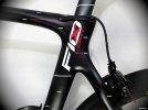 juri-jfb07-twin-power-red-mamba-pinarello-f10-x-light-04-snodo-reggisella-logo.jpg