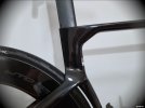 juri-jfb07-twin-power-black-peregrine-2026-cervelo-s5-08-snodo-reggisella-sp34.jpg