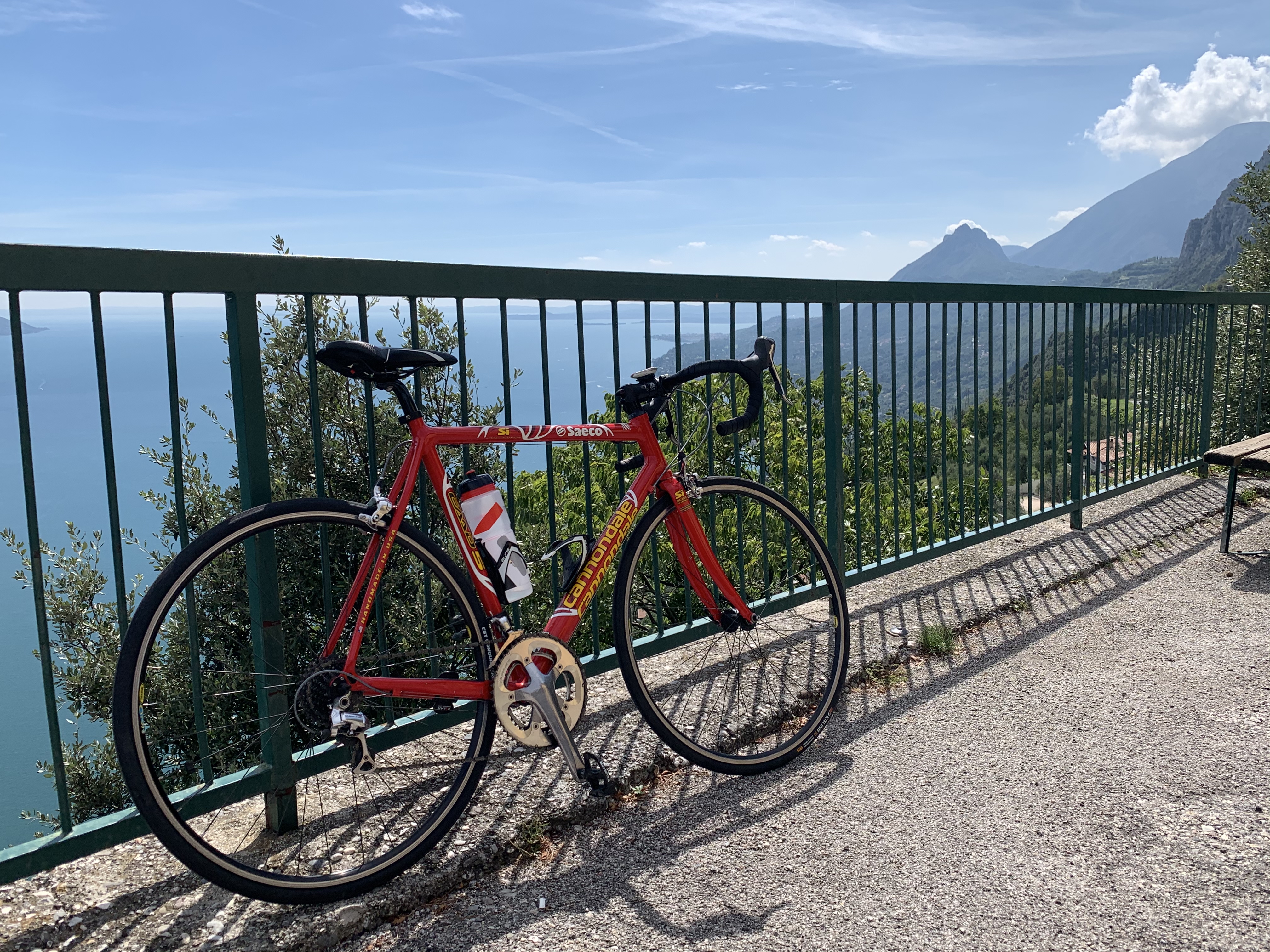 Cannondale CAAD 5, replica Team Saeco, 2001/2002, between the mountains of Garda Lake, foto.