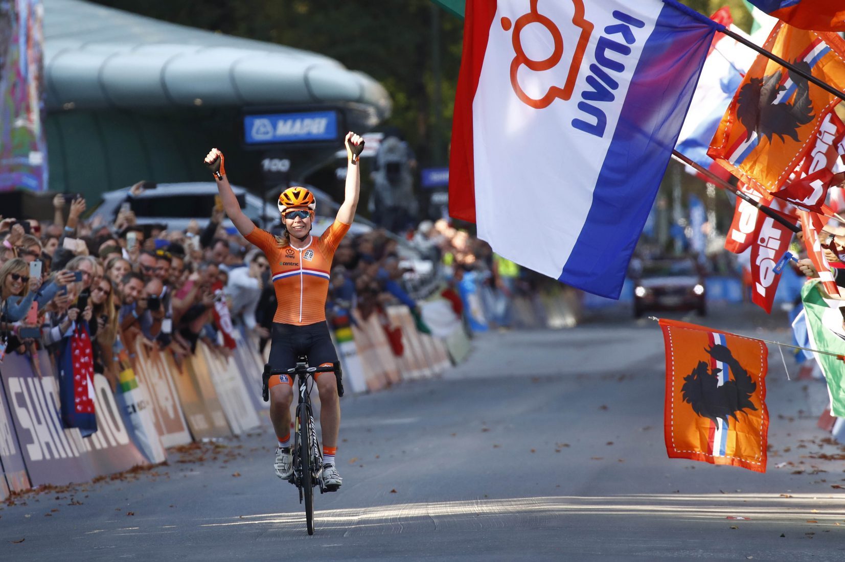 The-new-World-Champion-on-the-finish-line-1-1653x1100.jpg