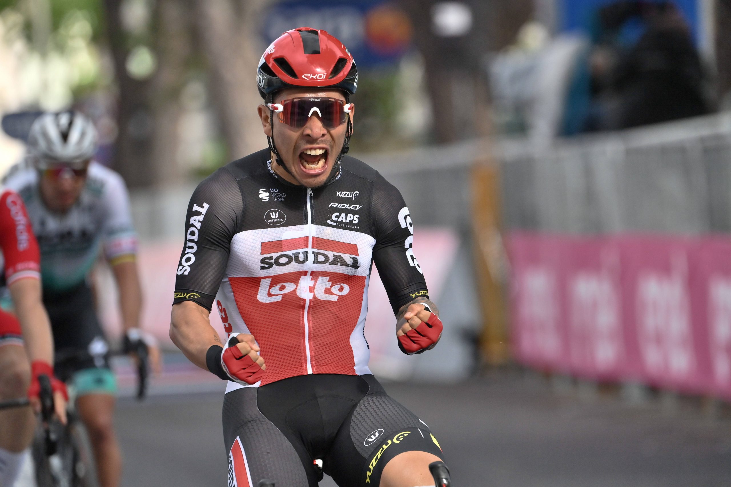 Giro 2021: Caleb Ewan vince la 5^ tappa, Alessandro De Marchi ancora in Maglia Rosa