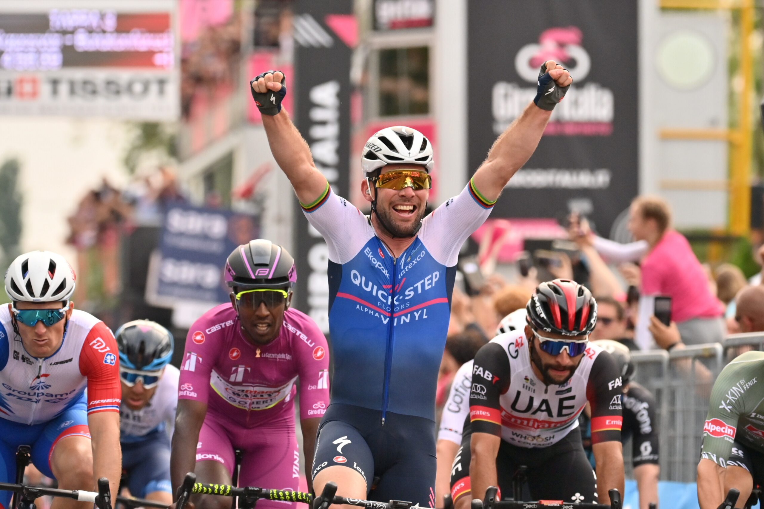 Giro 2022: Cavendish vince la terza tappa