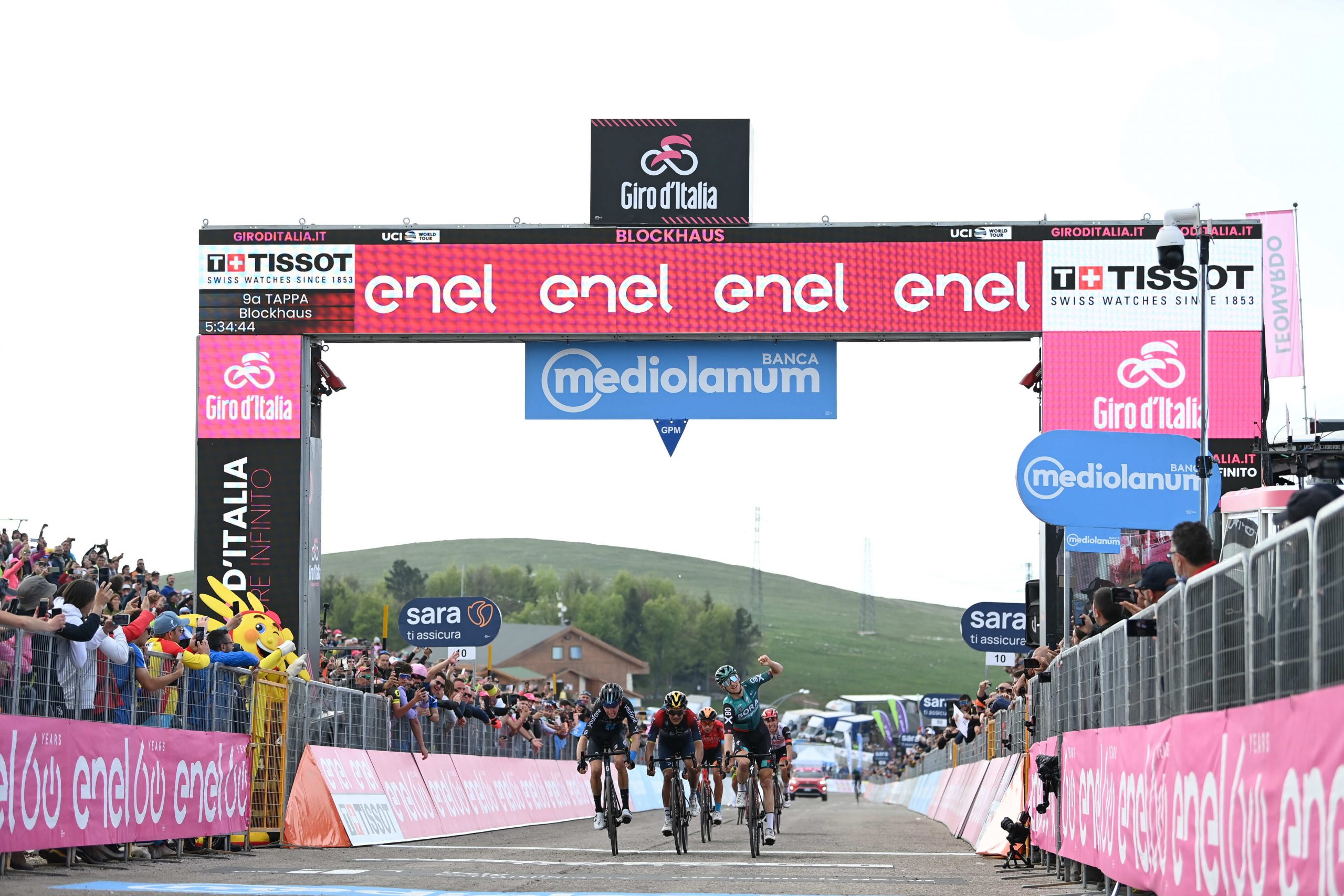 Giro 2022: Jai Hindley vince la nona tappa