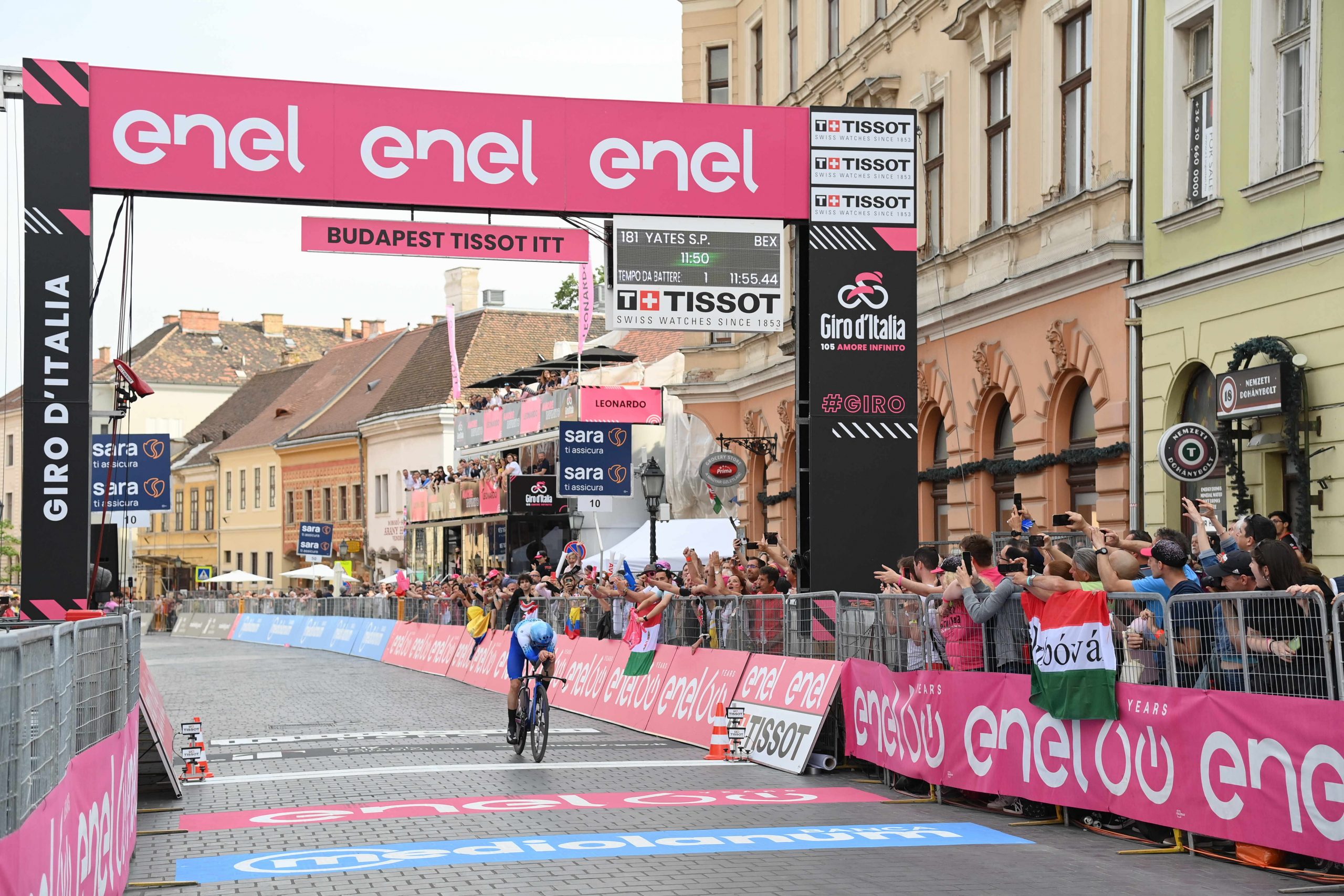 Giro 2022: Simon Yates vince la seconda tappa. MvdP ancora in Maglia Rosa