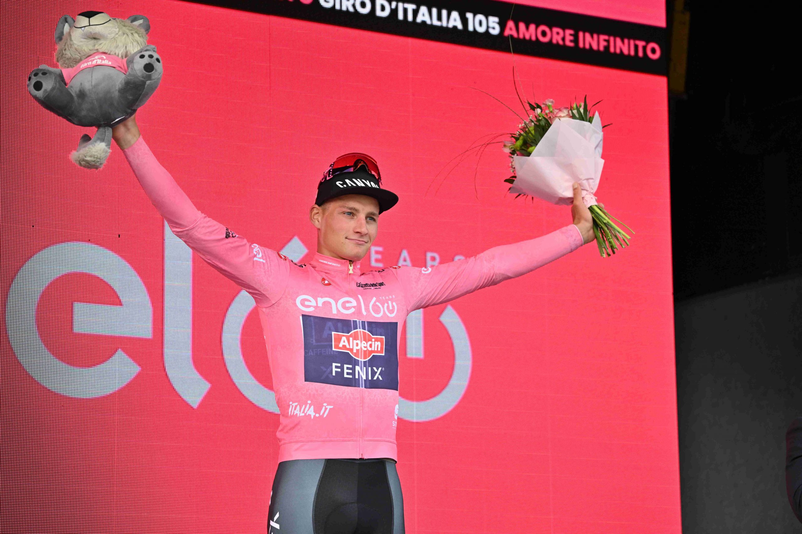 Giro 2022: Mathieu Van der Poel vince la prima tappa ed è la prima maglia rosa